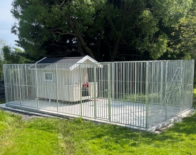 Romslig Femunden Spil hundegård med hundehus og fast dekke hos kunde